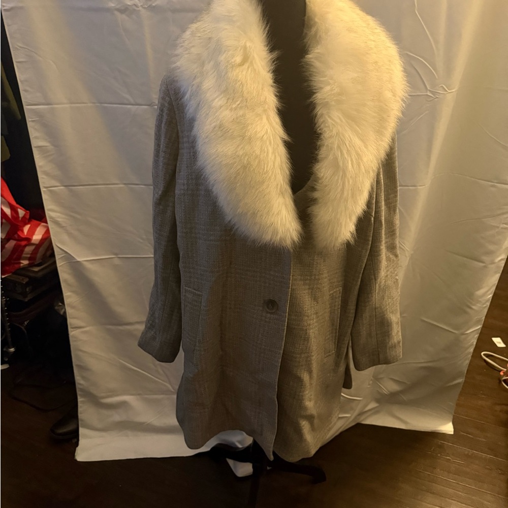 Tahari Woman Gray Coat with Plush Cream Collar